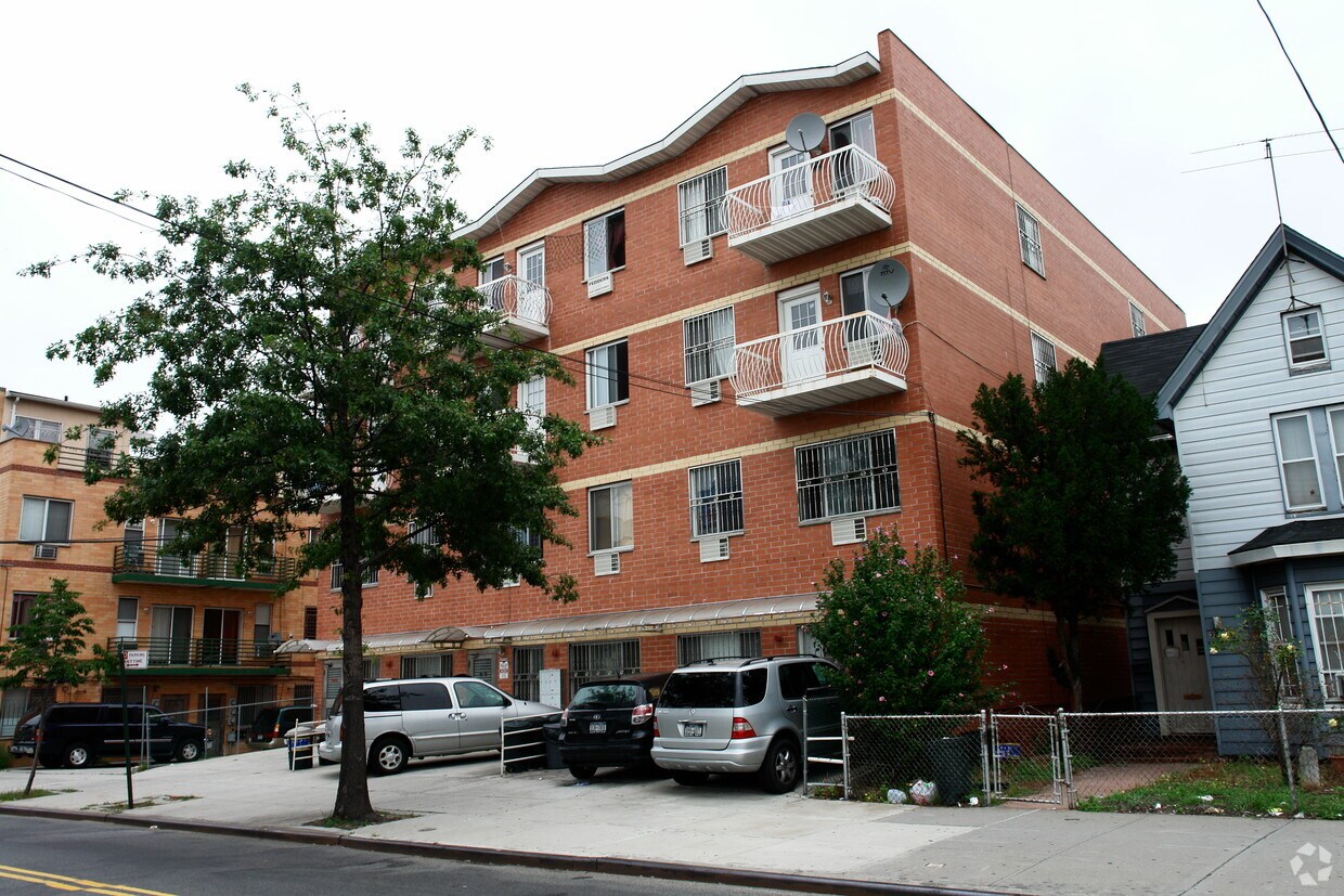 3215 Linden Pl, Flushing, NY 11354 Apartments in Flushing, NY