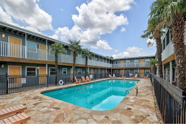 Foto del edificio - 2401 Manor Rd