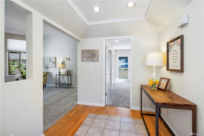 Building Photo - Charming 2 Bed 2 Bath Condo in Sought After Redmond