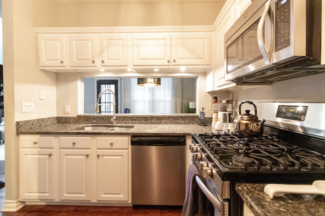 Kitchen - 240 Renaissance Pkwy NE