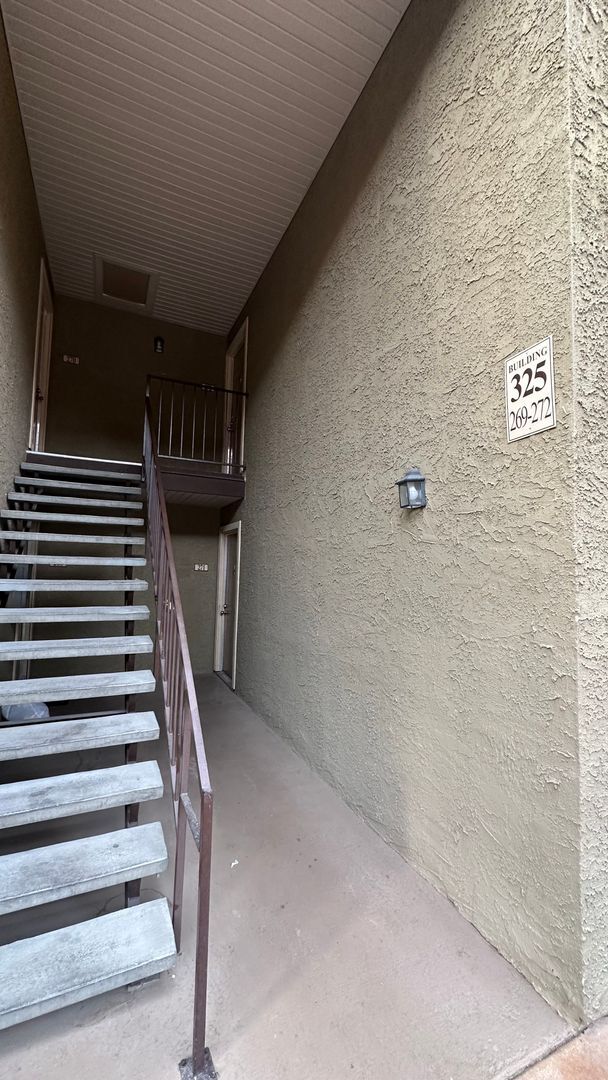 Building Photo - 2 Bedroom Condo in Guard Gated Community