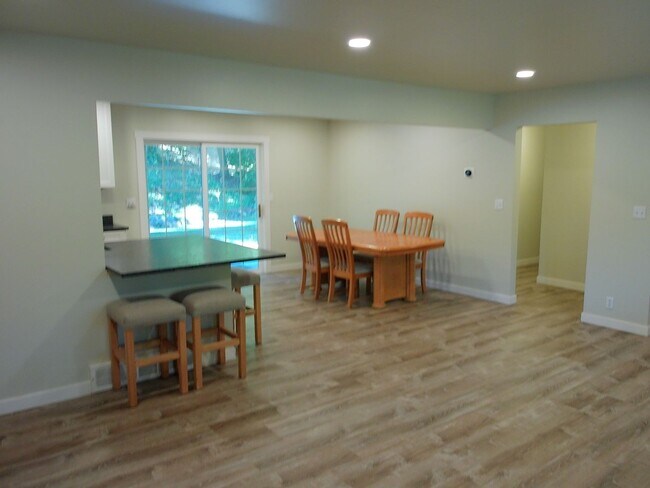 Foto del edificio - 996 Thrushwood Dr