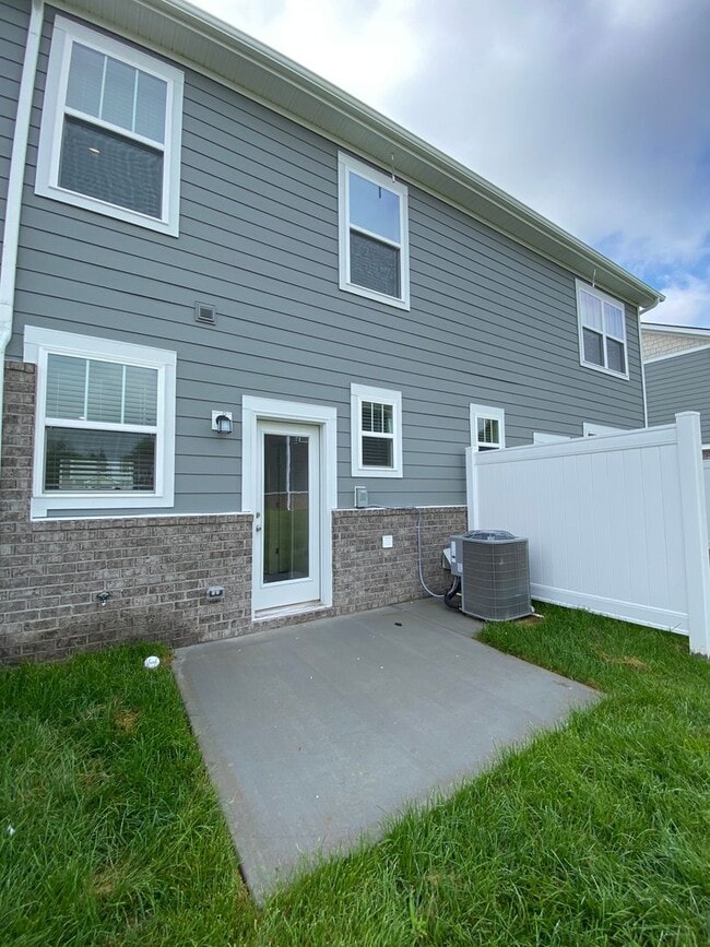 Building Photo - Blackman School Zoned - 3 BR 2.5 BA - Open...