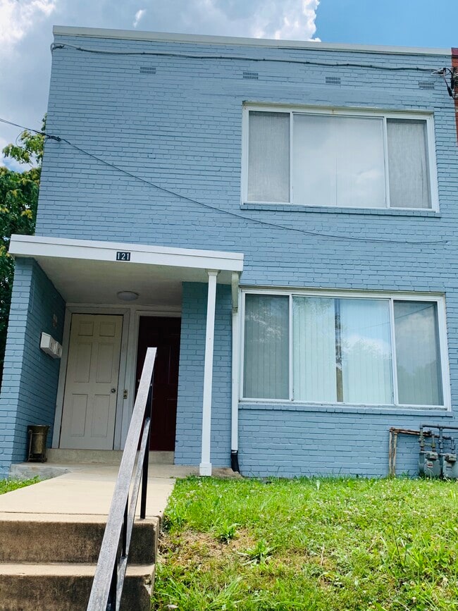 Front of Building - 121 Webster St NE