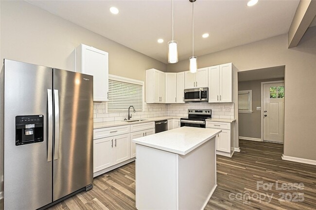 Foto del edificio - 117 W Henderson St