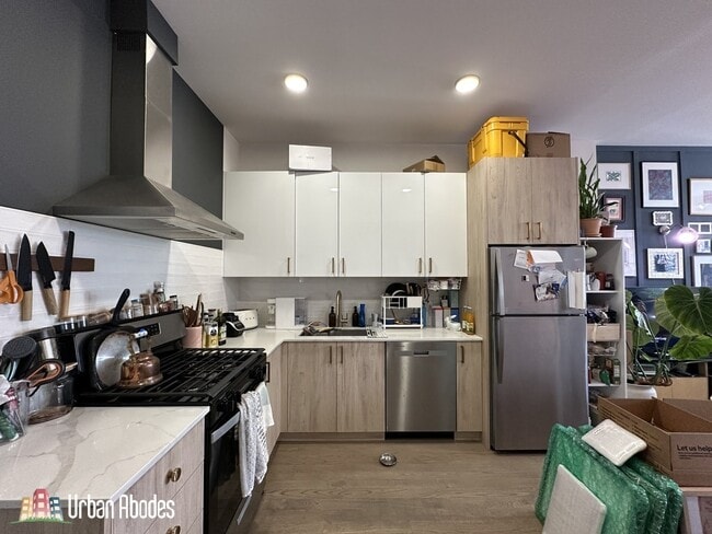 Building Photo - 841 N Mozart St