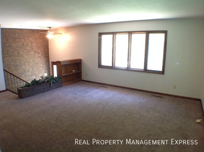 Foto del edificio - 4 Bedroom 2 Bathroom Single-Family Home