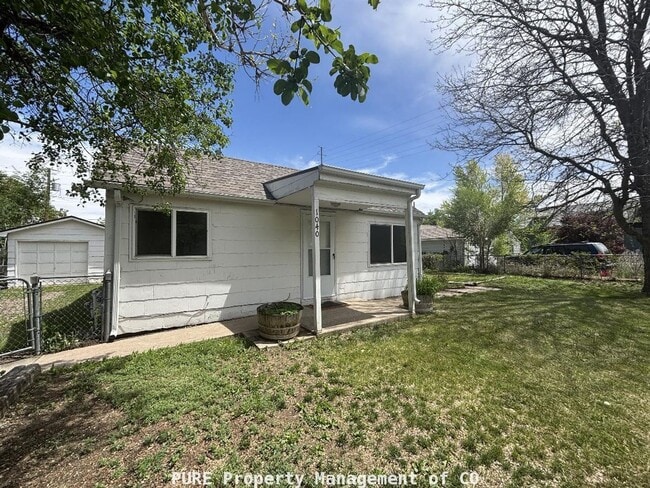 Cozy single family home with 1-car detached garage! - Cozy single family home with 1-car detached garage!