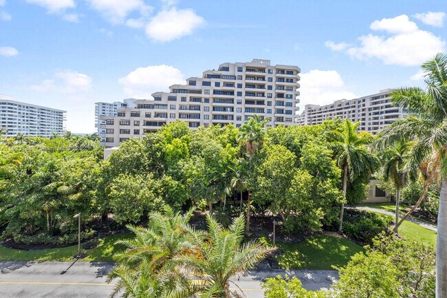 Foto del edificio - 161 Crandon Blvd