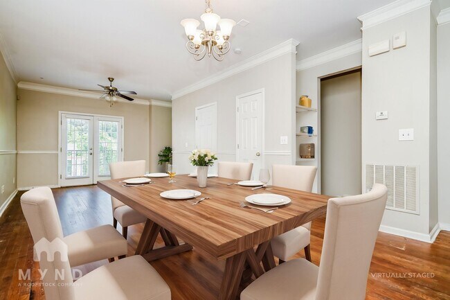 Foto del edificio - 1575 Laurel Park Cir