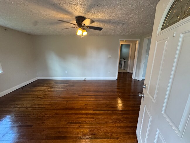 Foto del edificio - 401 Hollingsworth Cir