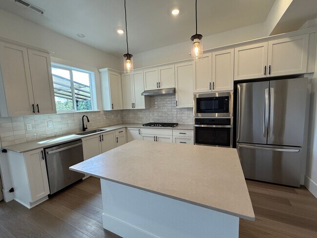 Building Photo - 17820 SW Maiden Ct