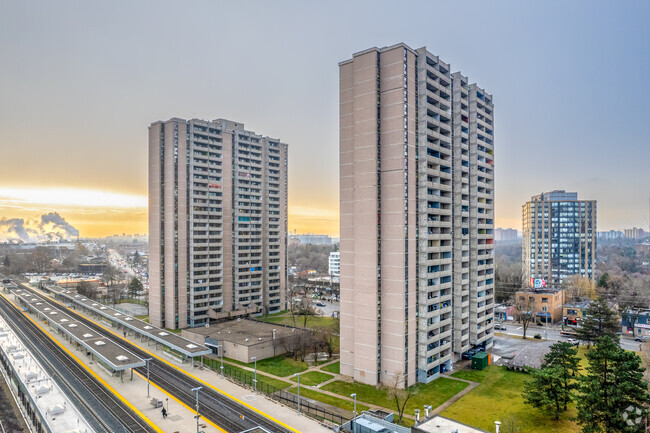 Photo du bâtiment - 1765 & 1775 Weston Rd Apartments