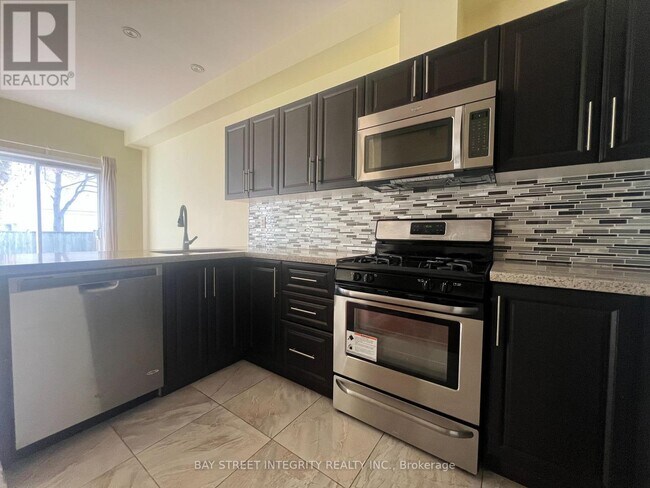 Building Photo - 3 English Garden Way