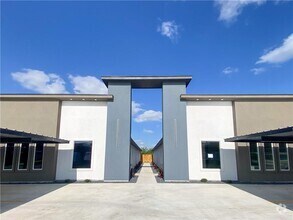 Building Photo - 3104 S Links Dr