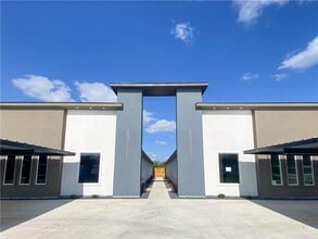 Building Photo - 3104 S Links Dr