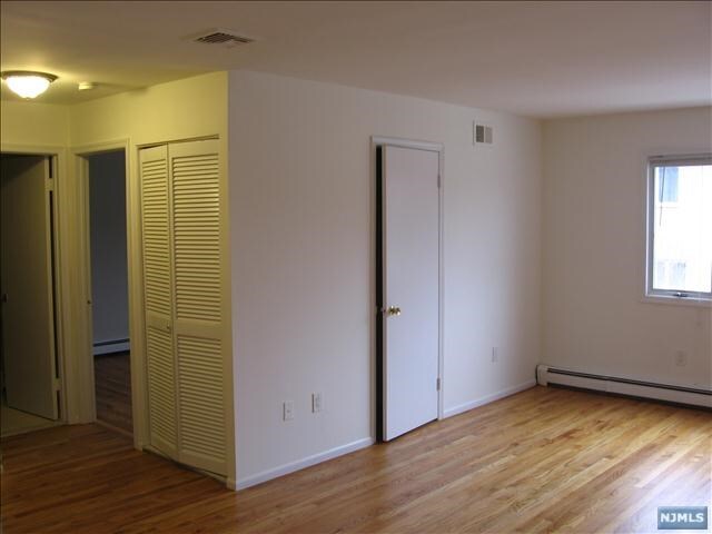 Building Photo - 336 E Columbia Ave