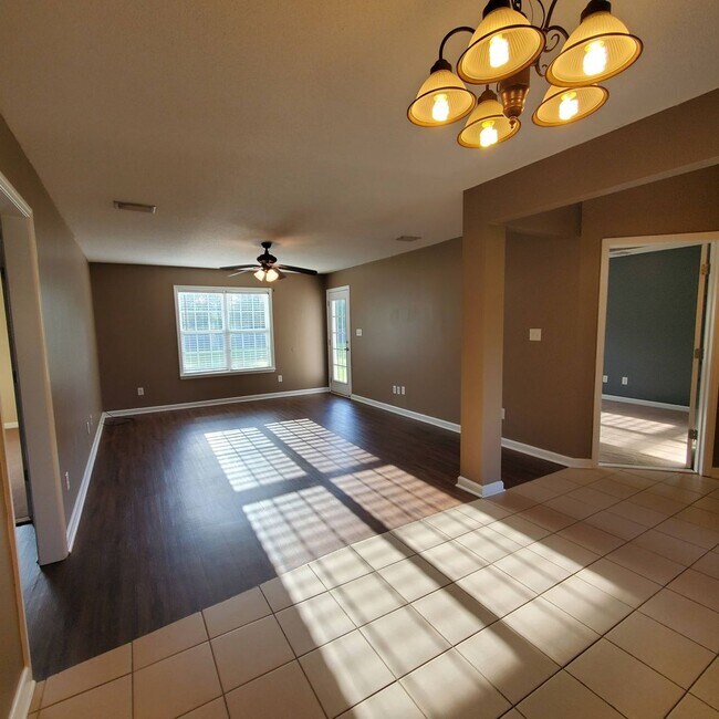 Foto del edificio - Tranquil Oasis: Spacious 4BR Home with Mod...