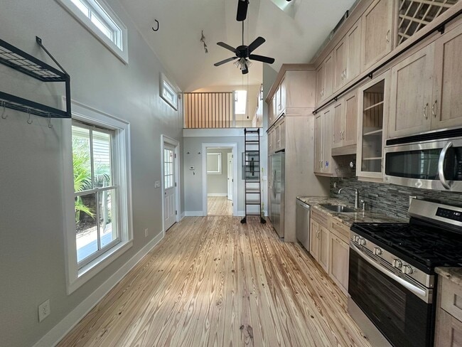 Building Photo - Charming Private Carriage Home in Downtown...