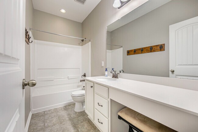 Building Photo - 172 Matthews