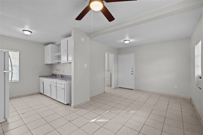 Building Photo - 806 3rd Ave N