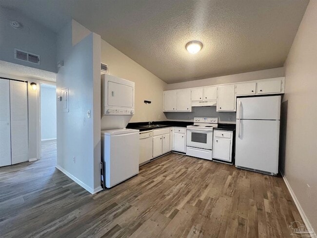 Building Photo - 6801 Tiki Ln