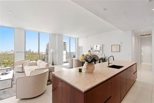 Foto del edificio - 2678 Tigertail Ave