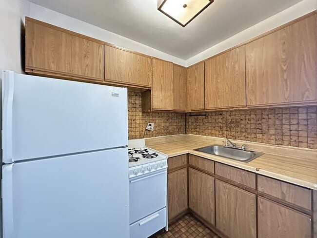 Building Photo - 739 W Belmont Ave