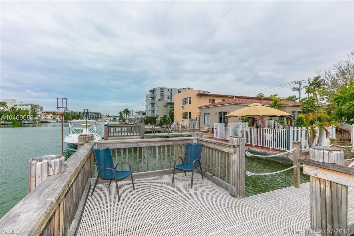 Foto del edificio - 1 br, 1 bath  - 8401 Crespi Blvd