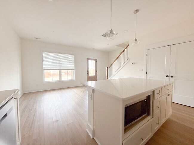 Foto del edificio - Modern 3-Bedroom Home with Flex Room, Pool, and Pickleball Court at Highbury