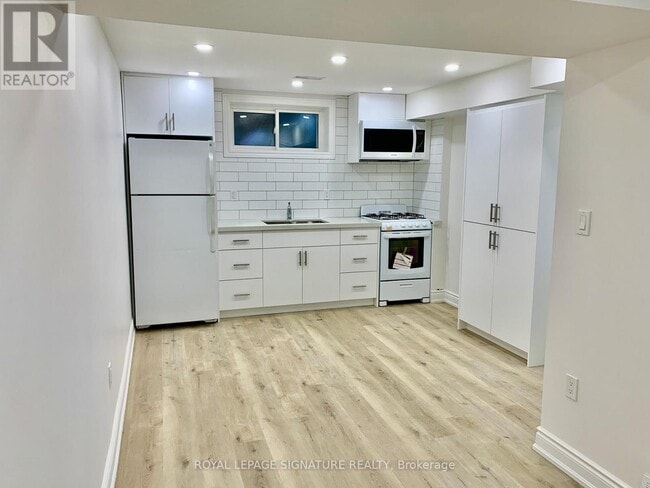 Building Photo - 977 Glencairn Ave