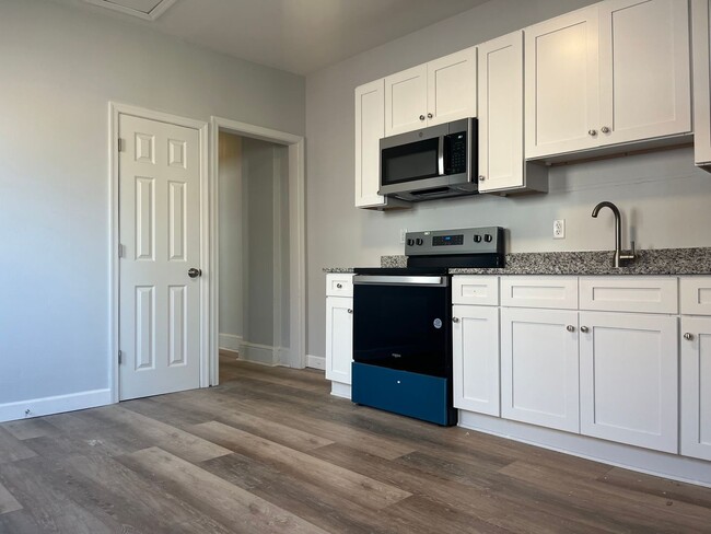 Foto del edificio - Newly remodeled 2br w off st parking laundry