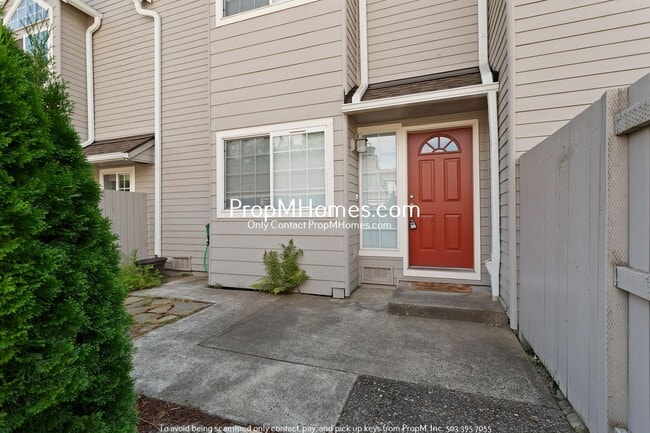 Building Photo - Spacious Townhome in Wilsonville - Two Primary Suites!