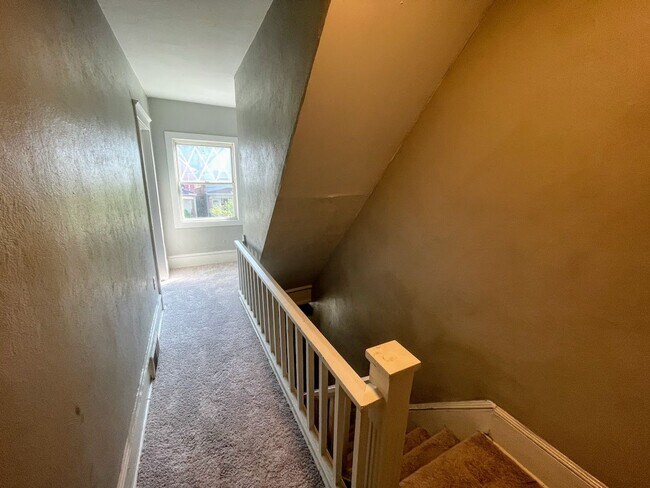 Building Photo - Spacious 4 Bed/1 Bath Home - Newly Updated...