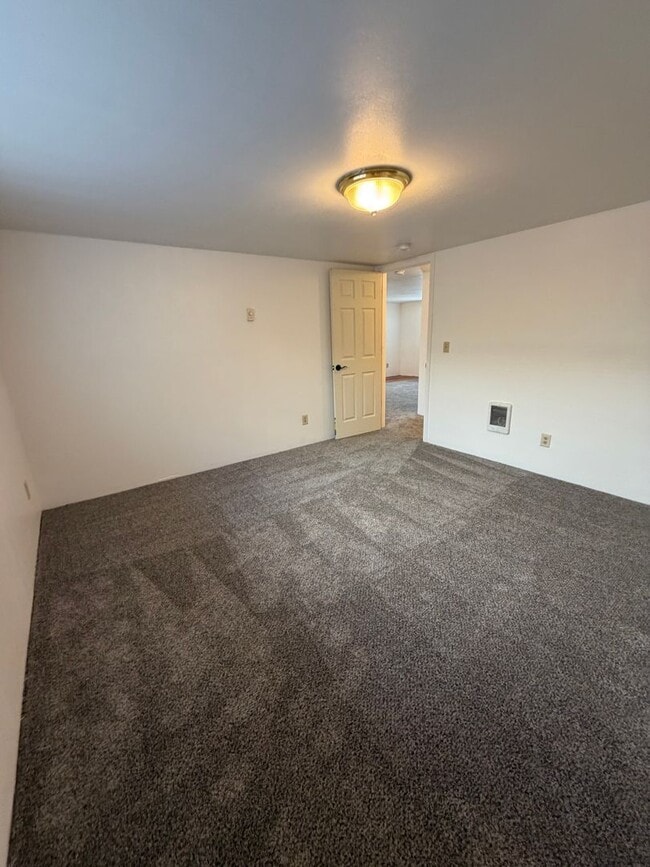 Building Photo - 2 Bedroom 1 Bathroom