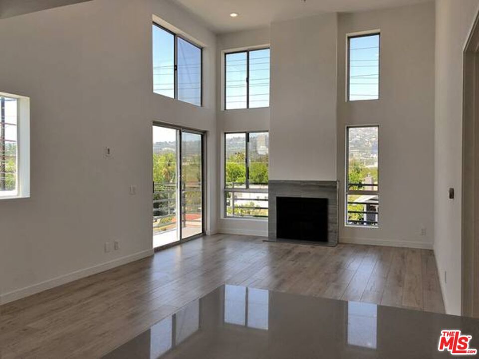 Foto principal - 301 S Swall Dr