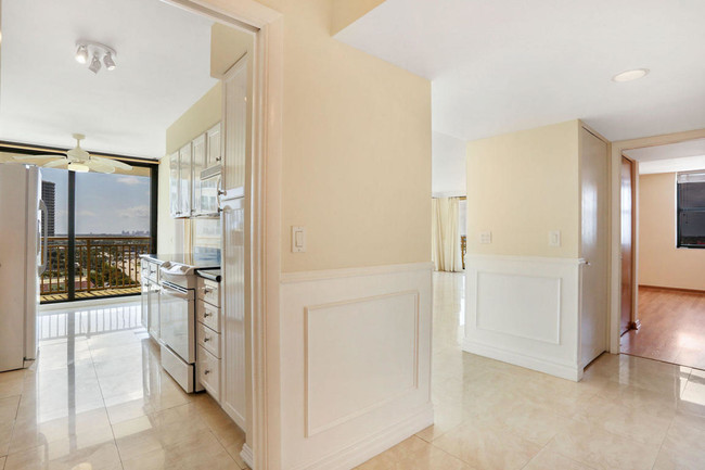 Building Photo - 3400 N Ocean Dr