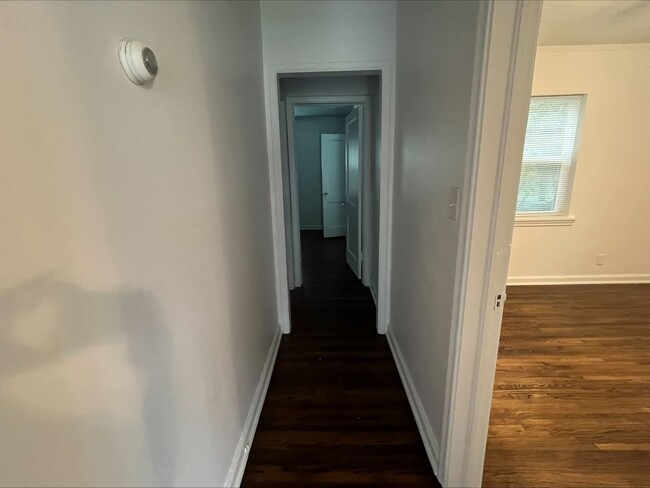 Foto del edificio - Beautiful Two Bedroom, One Bath Ready For ...