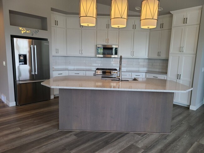 Foto del edificio - Four Bedroom Three Bath Single Family Home
