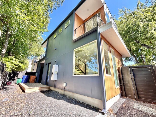 Foto del edificio - Spacious 2/BR 2.5/BA Modern Home with Abun...