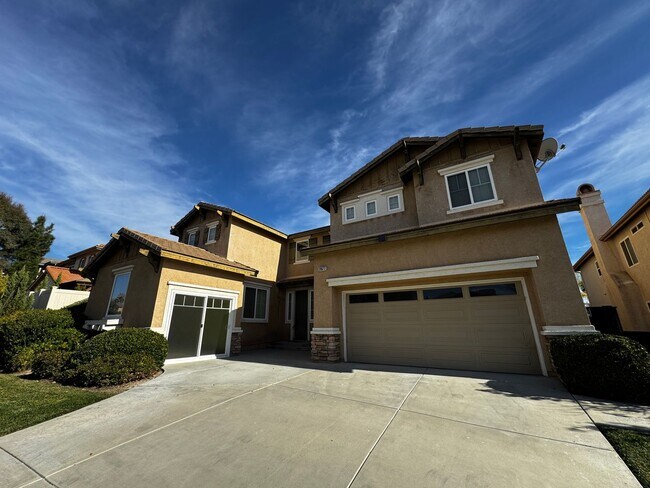 Foto del edificio - Spacious Temecula House with Bedroom and Bathroom on first floor!