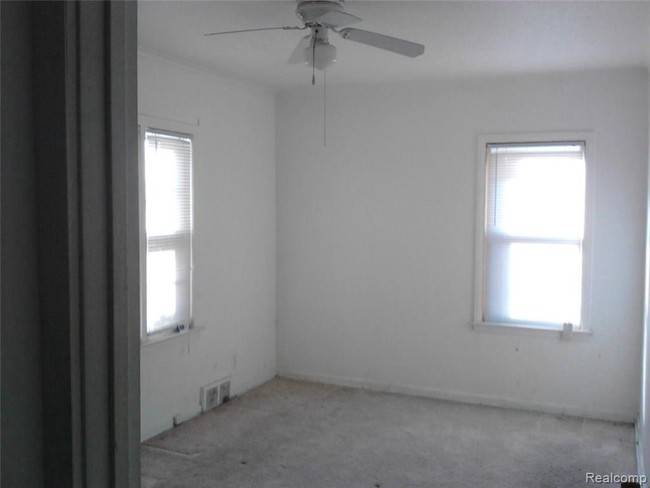 Building Photo - 1400 W Nine Mile Rd
