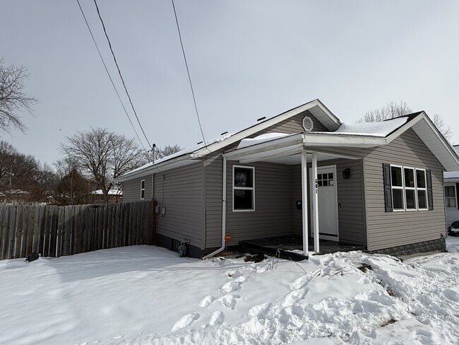 Building Photo - 601 Leonard St