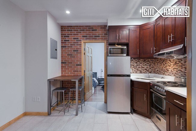 Building Photo - 202 MOTT St