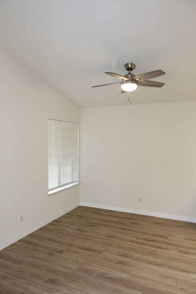 Building Photo - 3 Bedrooms, 2 Baths Half-plex in Greenhaven