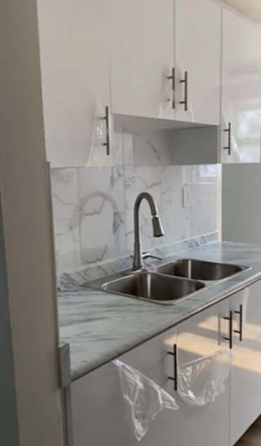 Photo du bâtiment - SOUTH ETOBICOKE RENOVATED UNIT - 2 BEDROOM 1 BATH - NEW kitchen