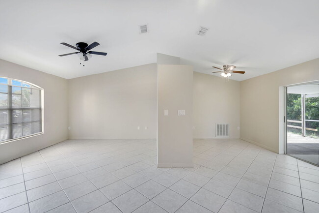 Foto del edificio - Charming 3-Bedroom Home in Fort Myers – An...