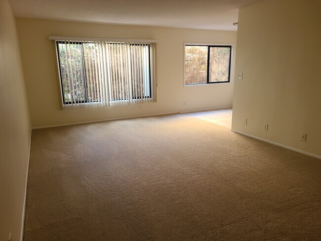 Sala de estar - 2501 Beverley Ave