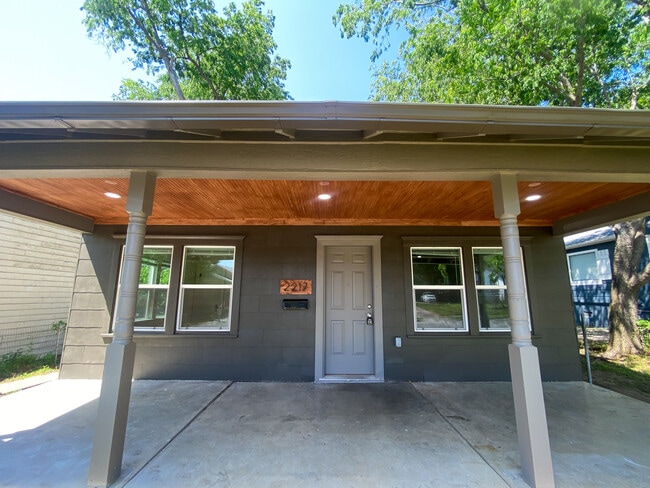Building Photo - 2217 E 12th Pl