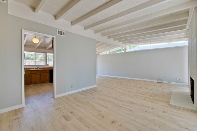 Building Photo - 3049 Harding Ave